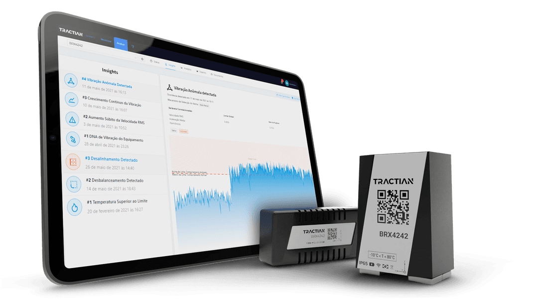 Um tablet com a interface do programa Tractian sendo apresatado e ao lado o sensor de monitoramento